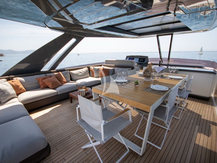 E3 Ferretti 850 flybridge dining area E3 Ferretti 850 flybridge dining area