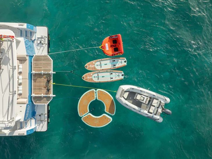 EARNOUT Two Oceans 555 - Aft Deck and Water Toys EARNOUT Two Oceans 555 - Aft Deck and Water Toys