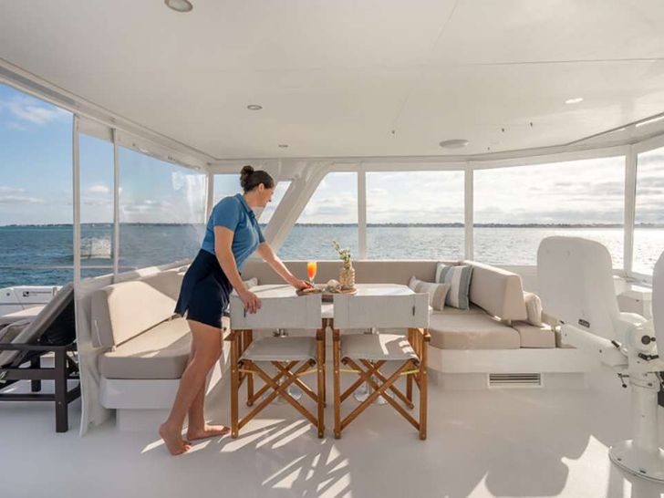 EARNOUT Two Oceans 555 - Flybridge Dining EARNOUT Two Oceans 555 - Flybridge Dining