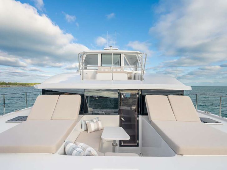 EARNOUT Two Oceans 555 - Foredeck Lounging EARNOUT Two Oceans 555 - Foredeck Lounging