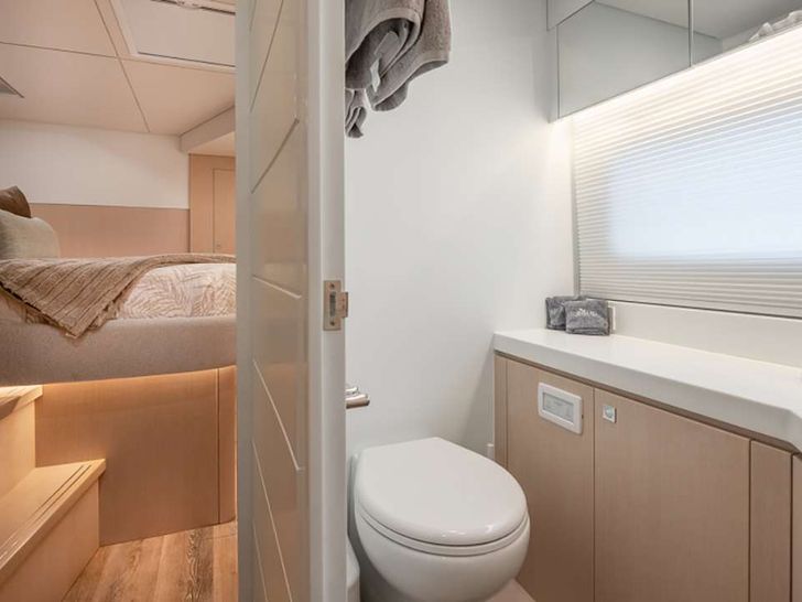 EARNOUT Two Oceans 555 - Master Cabin Bathroom EARNOUT Two Oceans 555 - Master Cabin Bathroom