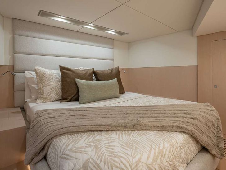 EARNOUT Two Oceans 555 - Master Cabin EARNOUT Two Oceans 555 - Master Cabin