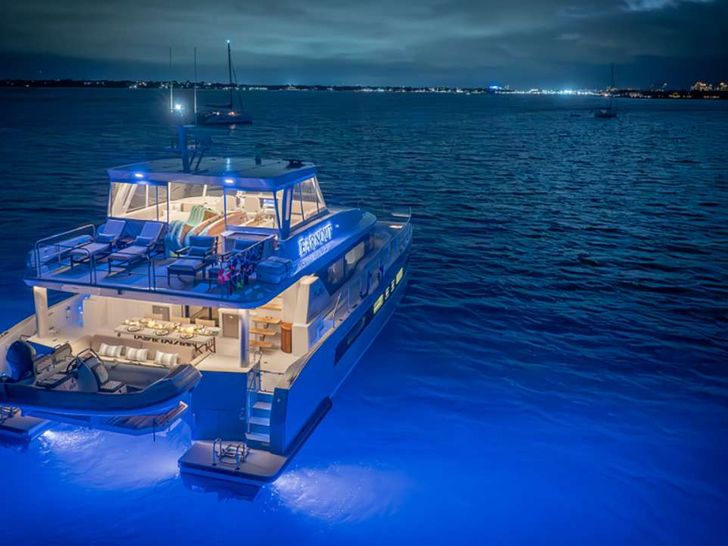 EARNOUT Two Oceans 555 - Aft Deck at Night EARNOUT Two Oceans 555 - Aft Deck at Night