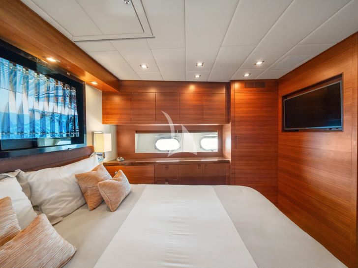 ECLAT Leopard 31 VIP cabin 1 bed and TV ECLAT Leopard 31 VIP cabin 1 bed and TV