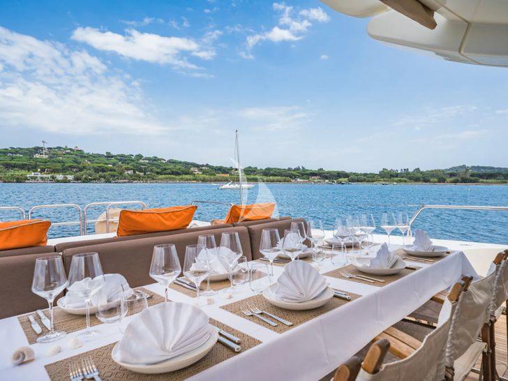 ECLAT Leopard 31 aft deck alfresco dining set up ECLAT Leopard 31 aft deck alfresco dining set up