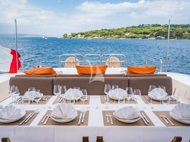 ECLAT Leopard 31 aft deck dining set up ECLAT Leopard 31 aft deck dining set up