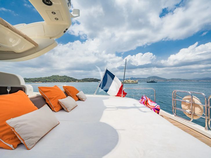 ECLAT Leopard 31 aft deck sun beds ECLAT Leopard 31 aft deck sun beds