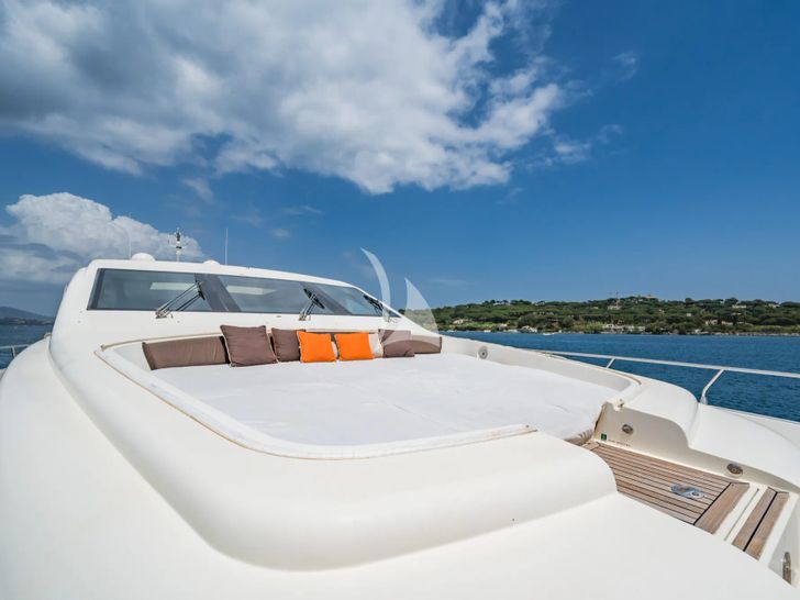 ECLAT Leopard 31 foredeck bronzing area ECLAT Leopard 31 foredeck bronzing area