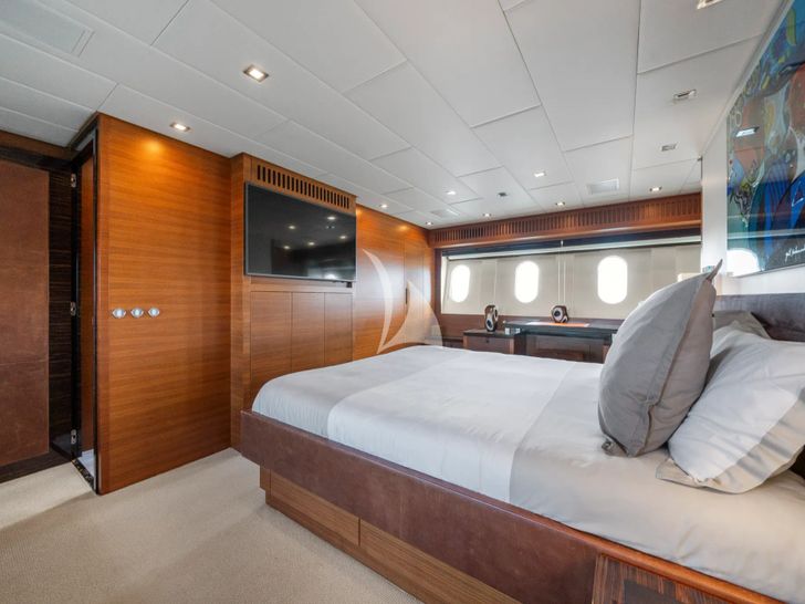 ECLAT Leopard 31 master cabin bed and TV ECLAT Leopard 31 master cabin bed and TV