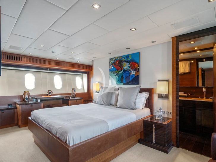 ECLAT Leopard 31 master cabin ECLAT Leopard 31 master cabin