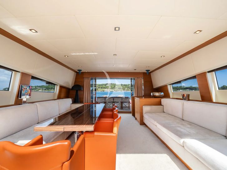 ECLAT Leopard 31 saloon seating and dining ECLAT Leopard 31 saloon seating and dining