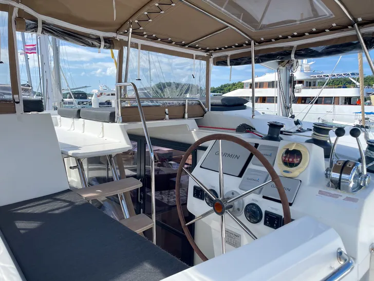 ECSTACY Fountain Pajot Saona 47 - flybridge helm ECSTACY Fountain Pajot Saona 47 - flybridge helm