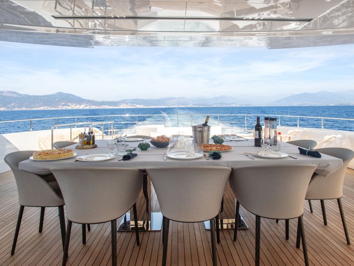 EDEN Maiora 30 Walkaround aft alfresco dining area EDEN Maiora 30 Walkaround aft alfresco dining area