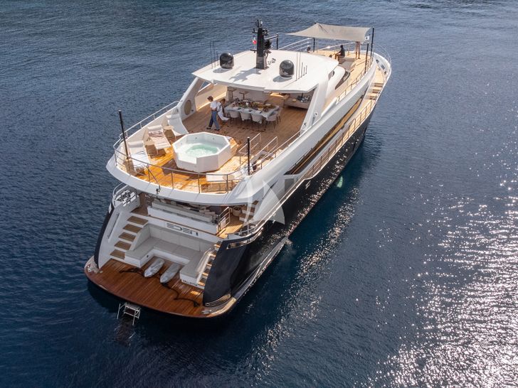 EDEN Maiora 30 Walkaround aft shot EDEN Maiora 30 Walkaround aft shot