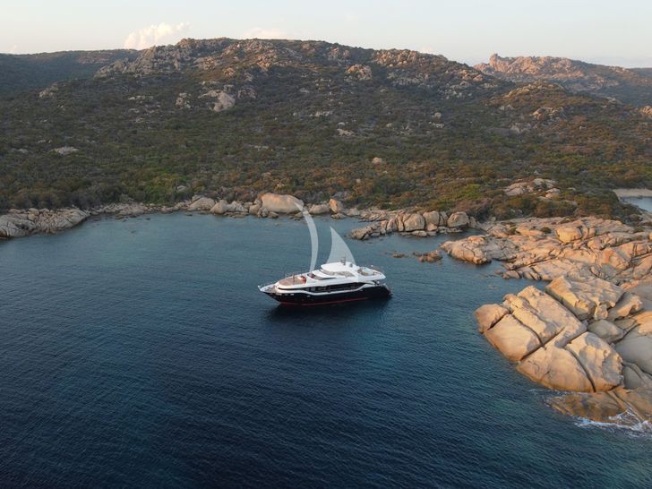 EDEN Maiora 30 Walkaround anchored near an island EDEN Maiora 30 Walkaround anchored near an island