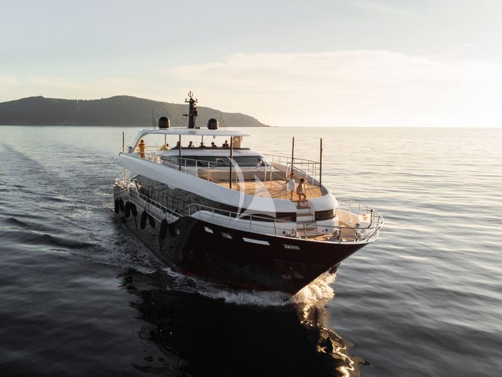 EDEN Maiora 30 Walkaround cruising bow view EDEN Maiora 30 Walkaround cruising bow view