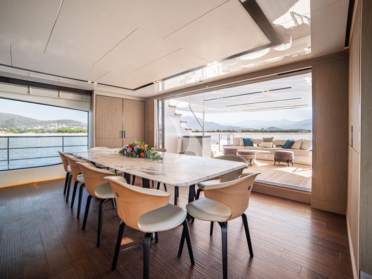 EDEN Maiora 30 Walkaround dining area EDEN Maiora 30 Walkaround dining area