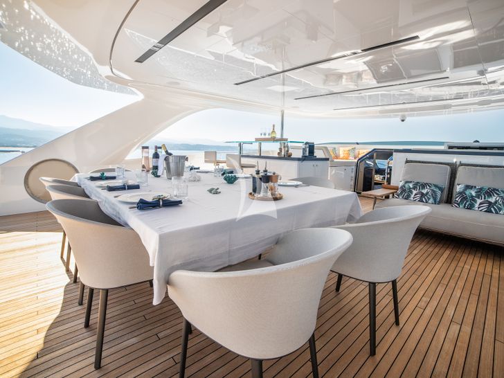 EDEN Maiora 30 Walkaround flybridge dining area EDEN Maiora 30 Walkaround flybridge dining area