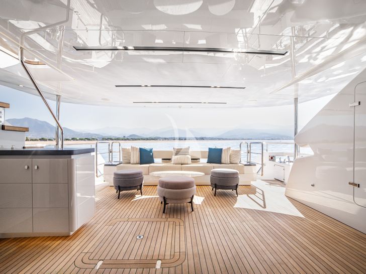 EDEN Maiora 30 Walkaround flybridge EDEN Maiora 30 Walkaround flybridge