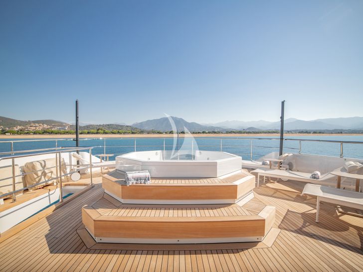 EDEN Maiora 30 Walkaround jacuzzi EDEN Maiora 30 Walkaround jacuzzi