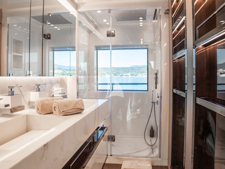 EDEN Maiora 30 Walkaround master cabin bathroom EDEN Maiora 30 Walkaround master cabin bathroom