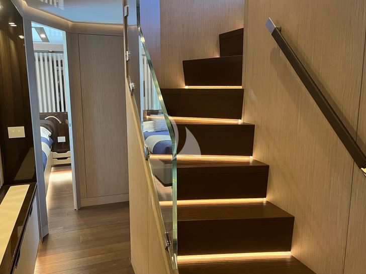 EDEN Maiora 30 Walkaround staircase to the cabin EDEN Maiora 30 Walkaround staircase to the cabin