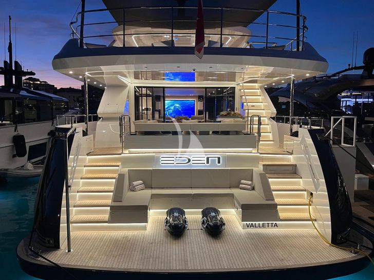 EDEN Maiora 30 Walkaround stern and swimming platform EDEN Maiora 30 Walkaround stern and swimming platform