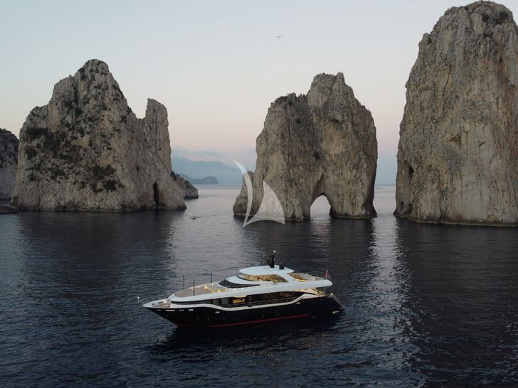 EDEN Maiora 30 Walkaround surrounded by limestones EDEN Maiora 30 Walkaround surrounded by limestones