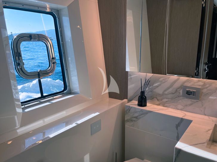 EDEN Maiora 30 Walkaround twin cabin 1 bathroom EDEN Maiora 30 Walkaround twin cabin 1 bathroom