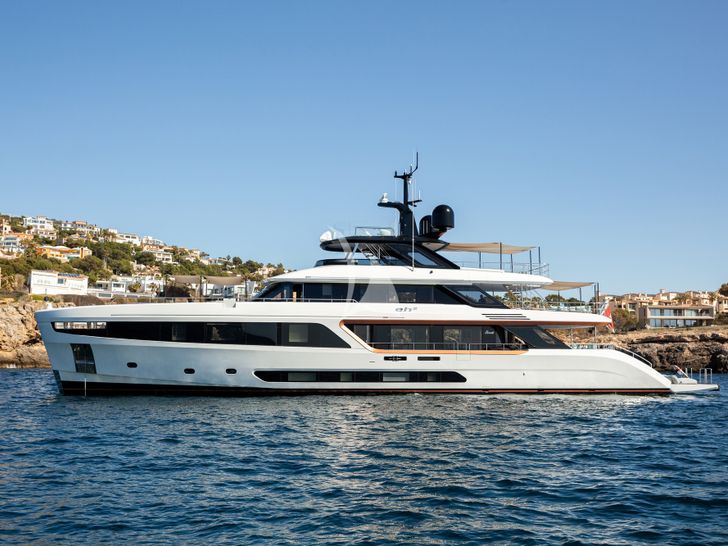 EH2 Benetti Motopanfilo 37m - anchored EH2 Benetti Motopanfilo 37m - anchored