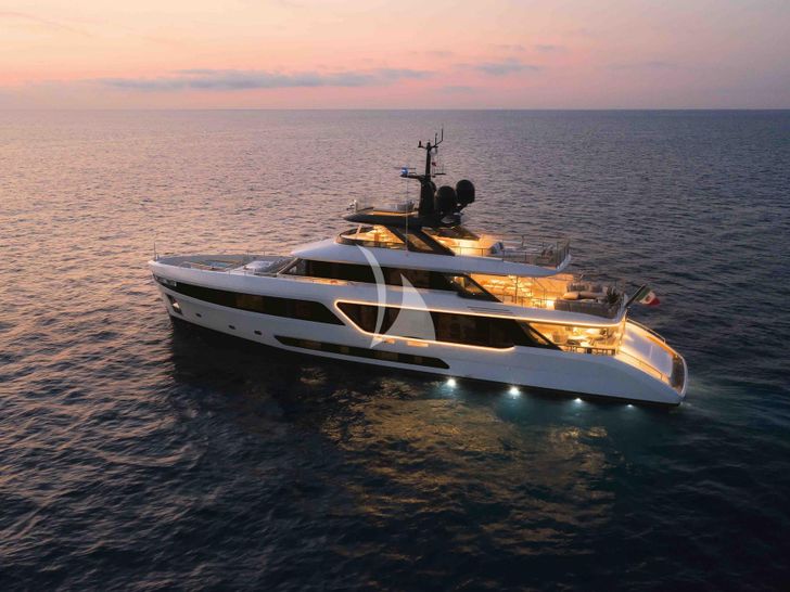 EH2 Benetti Motopanfilo 37m - at night EH2 Benetti Motopanfilo 37m - at night