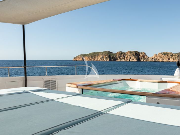 EH2 Benetti Motopanfilo 37m - foredeck jacuzzi EH2 Benetti Motopanfilo 37m - foredeck jacuzzi