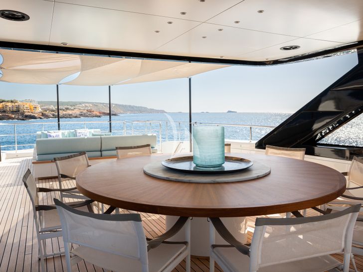 EH2 Benetti Motopanfilo 37m - main aft deck alfresco dining area EH2 Benetti Motopanfilo 37m - main aft deck alfresco dining area