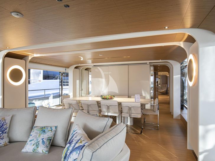 EH2 Benetti Motopanfilo 37M saloon seating and dining area