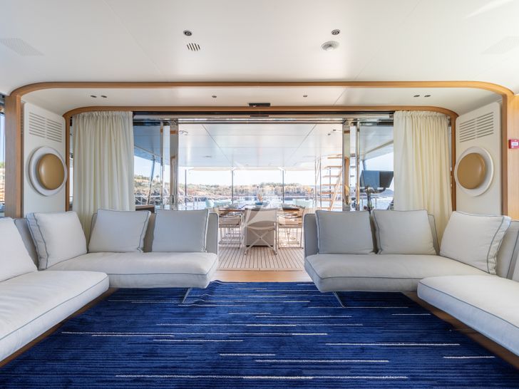 EH2 Benetti Motopanfilo 37m - sky deck lounge EH2 Benetti Motopanfilo 37m - sky deck lounge