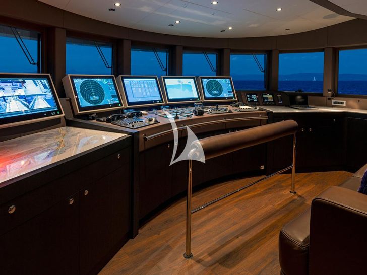 ELA Heesen Home 5000 FDHF cockpit ELA Heesen Home 5000 FDHF cockpit