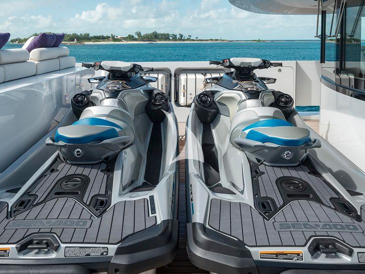 ELA Heesen Home 5000 FDHF jet skis ELA Heesen Home 5000 FDHF jet skis
