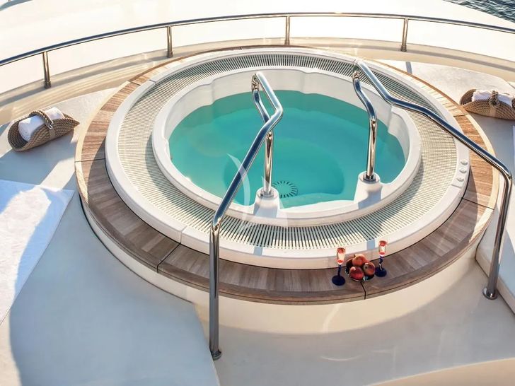 ELENI 60M CRN 60 - foredeck jacuzzi ELENI 60M CRN 60 - foredeck jacuzzi