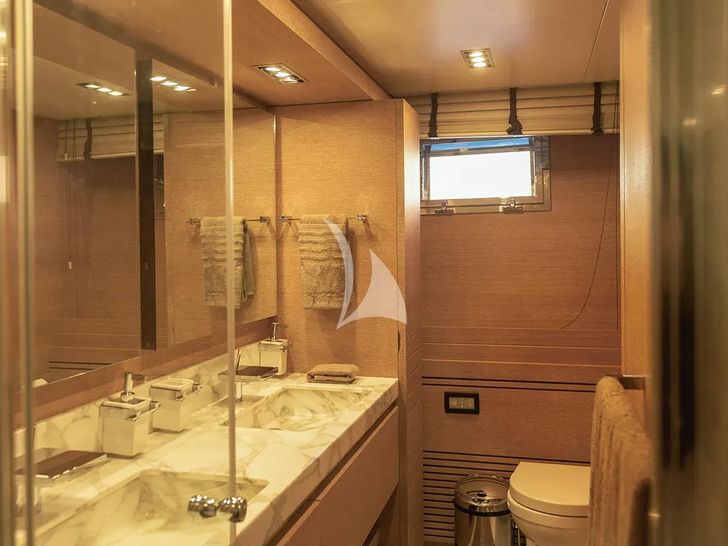 ELEVEN I Italcraft 90 VIP cabin bathroom ELEVEN I Italcraft 90 VIP cabin bathroom