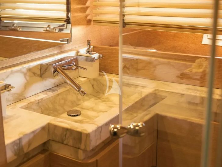 ELEVEN I Italcraft 90 twin cabin bathroom ELEVEN I Italcraft 90 twin cabin bathroom
