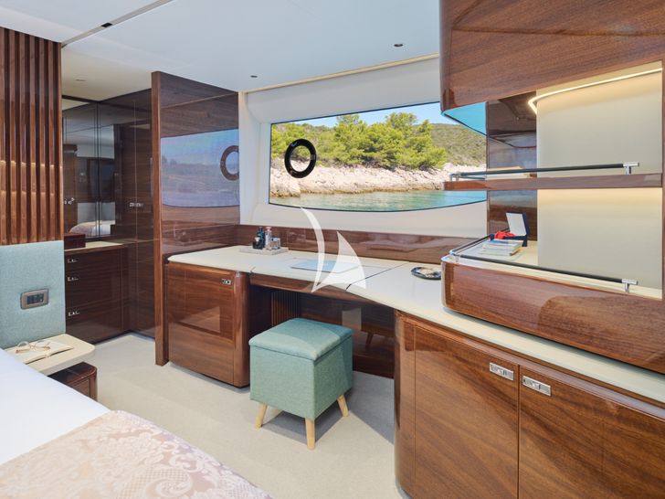 ELIZABETH Princess Y72 crewed Motor Yacht Master Cabin ELIZABETH Princess Y72 crewed Motor Yacht Master Cabin