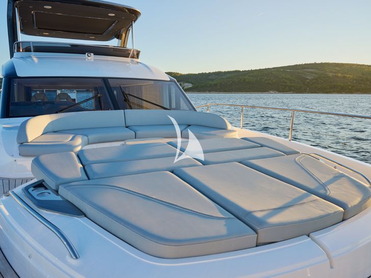 ELIZABETH Princess Y72 crewed Motor Yacht Sunpads ELIZABETH Princess Y72 crewed Motor Yacht Sunpads