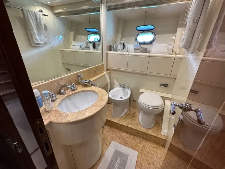 ELTON II Mangusta 72 - master cabin bathroom ELTON II Mangusta 72 - master cabin bathroom