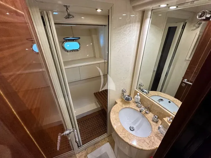 ELTON II Mangusta 72 - mater cabin shower ELTON II Mangusta 72 - mater cabin shower