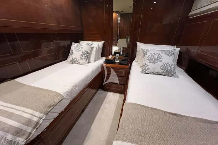 Charter Yacht ELTON II - Mangusta 72 - 3 Cabins - Frejus - Cannes - Nice - Antibes - St Tropez - French Riviera - Monaco