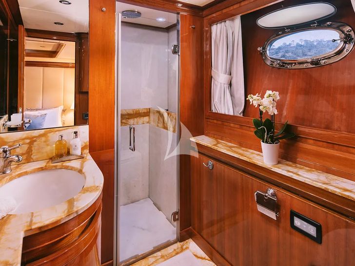 ELVI Posillipo Technema 95s - VIP cabin bathroom ELVI Posillipo Technema 95s - VIP cabin bathroom