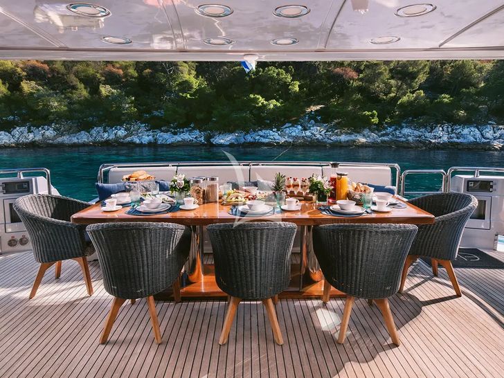 ELVI Posillipo Technema 95s - aft deck dining ELVI Posillipo Technema 95s - aft deck dining