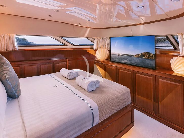 ELVI Posillipo Technema 95s - master cabin bed and TV ELVI Posillipo Technema 95s - master cabin bed and TV