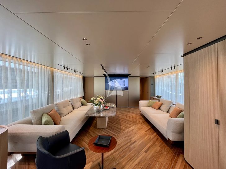 EM3 Sanlorenzo SD90 - main saloon seating with retractable TV EM3 Sanlorenzo SD90 - main saloon seating with retractable TV