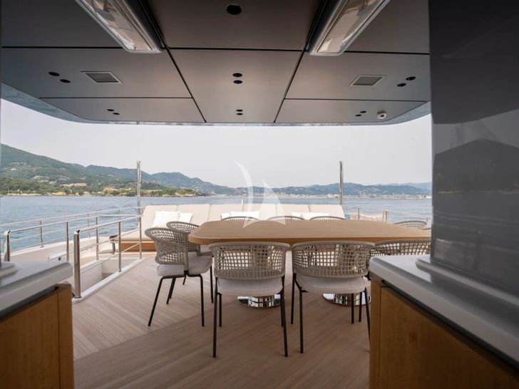 EM3 Sanlorenzo SD90 - sun deck dining table EM3 Sanlorenzo SD90 - sun deck dining table